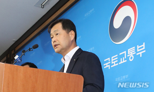 【세종=뉴시스】강종민 기자 = 권병윤 한국교통안전공단 이사장이 20일 오후 정부세종청사 국토교통부에서 최근 집중적으로 발생하고 있는 BMW 화재사고와 관련해 모든 가능성을 열어놓고 객관적이고 과학적인 조사를 통해 연말까지 정확한 화재원인을 규명하겠다고 밝히고 있다. 2018.08.20. ppkjm@newsis.com