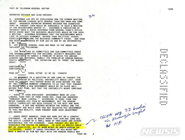 [광주=뉴시스] 신대희 기자 = 전두환이 5·18 민주화운동 당시 '북한군 개입설'을 직접 언급한 내용이 담긴 미국 기밀 문서가 공개됐다. 주한미국대사관이 1980년6월17일 국무부에 보고한 문건에는 '전두환은 80년 6월4일 주한 미국 상공회의소 관계자들과 만난 자리에서 시신 22명의 신원을 확인하지 못했다. 이들 모두 북한 간첩(침투 요원)이라고 말했다'(He said 22 bodies could not be identified, all of whom might be North Korean infiltrators)고 기록돼 있다. 2018.08.20. 5·18기록관 제공 미 체로키 파일 캡처, sdhdream@newsis.com