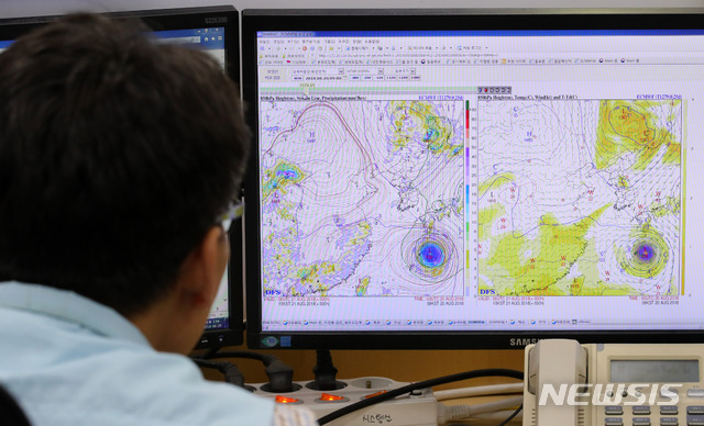 【서울=뉴시스】배훈식 기자 = 20일 오후 서울 동작구 기상청에서 한 직원이 제19호 태풍 솔릭(SOULIK) 이동 경로와 기상 전망 자료를 살피고 있다. 2018.08.20. dahora83@newsis.com