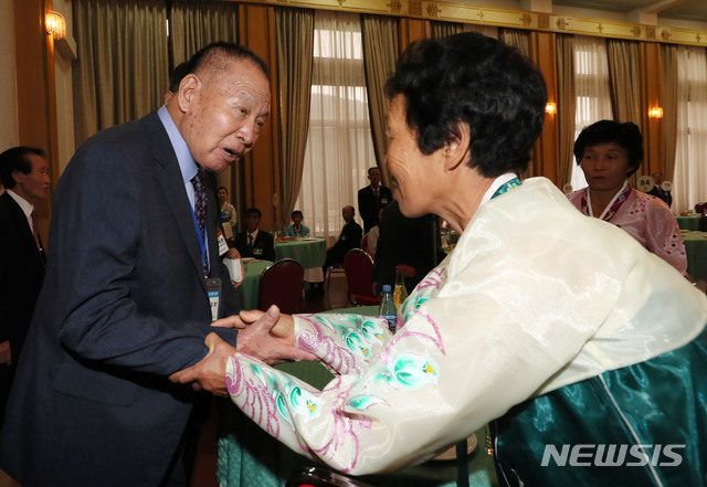 【금강산=뉴시스】뉴스통신취재단 = 제21차 이산가족 상봉행사 1회차 첫날인 20일 금강산호텔에서 열린 단체상봉에서 남측의 황우석씨(89·왼쪽)가 북측의 딸 황영숙씨(71·여)를 만나고 있다. 2년 10개월 만에 열리는 이산가족 상봉은 20일부터 26일까지 금강산에서 진행된다. 2018.08.20. photo@nerwsis.com