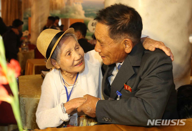 【금강산=뉴시스】김진아 기자 = 20일 오후 북한 금강산호텔에서 열린 이산가족 단체상봉에서 남측 이금섬(92) 할머니가 북측 아들 리상철(71) 씨와 만나 안부를 묻고 있다. 2018.08.20.&nbsp; bluesoda@newsis.com