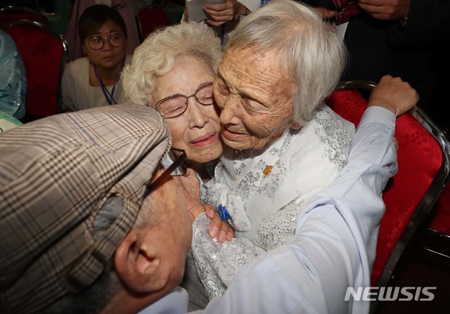 【금강산=뉴시스】뉴스통신취재단 = 제21차 이산가족 상봉행사 1회차 첫날인 20일 금강산호텔에서 열린 단체상봉에서 남측의 조혜도씨(86)가 북측의 언니 조순도씨(89·오른쪽)를 만나 부둥켜 울고 있다. 2년 10개월 만에 열리는 이산가족 상봉은 20일부터 26일까지 금강산에서 진행된다. 2018.08.20. photo@newsis.com