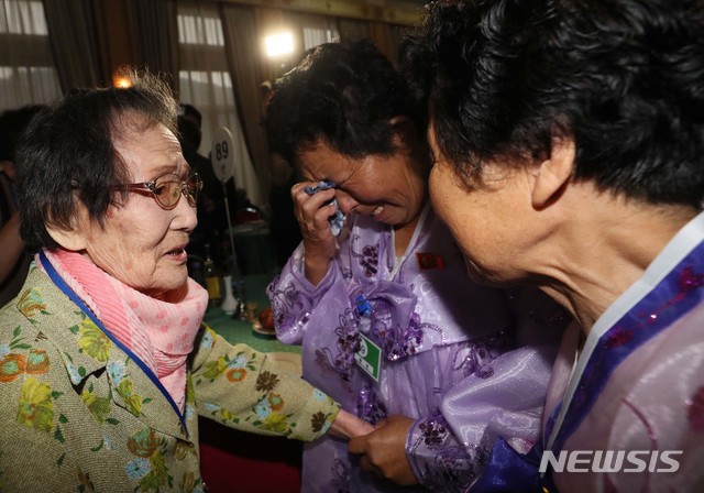 【금강산=뉴시스】뉴스통신취재단 = 제21차 이산가족 상봉행사 1회차 첫날인 20일 오후 금강산호텔에서 열린 단체상봉에서 한신자(99·왼쪽)할머니가 북측의 딸들 김경실(72)과 김경영(71)을 만나고 있다. 2년 10개월 만에 열리는 이산가족 상봉은 20일부터 26일까지 금강산에서 진행된다. 2018.08.20. photo@newsis.com