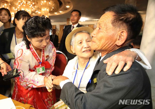 【금강산=뉴시스】김진아 기자 = 20일 오후 북한 금강산호텔에서 열린 이산가족 단체상봉에서 남측 이금섬(92) 할머니가 북측 아들 리상철(71) 씨와 만나 오열하고 있다. 2018.08.20. bluesoda@newsis.com