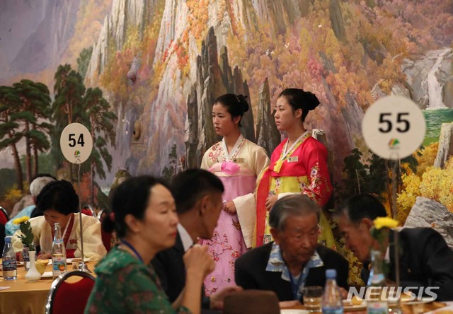 【금강산=뉴시스】뉴스통신취재단 = 제21차 이산가족 상봉행사 1회차 첫날인 20일 오후 금강산호텔에서 열린 단체상봉에서 북측 접대원들이 상봉장에 대기를 하고 있다. 2018.08.20. photo@newsis.com