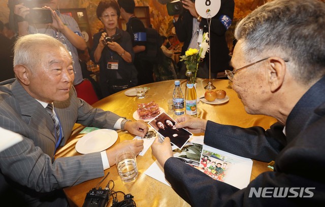【금강산=뉴시스】뉴스통신취재단 = 20일 금강산호텔에서 열린 제21차 남북 이산가족 단체상봉 행사에서 남측 김광호(80)할아버지(왼쪽)가 동생 김광일(78)할아버지를 만나 얘기를 나누고 있다. 2년 10개월 만에 열리는 이산가족 상봉은 20일부터 26일까지 금강산에서 진행된다. 2018.08.20.&nbsp; photo@newsis.com