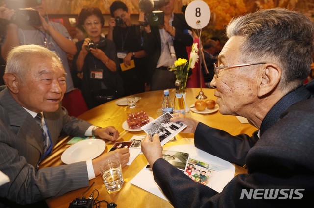 【금강산=뉴시스】뉴스통신취재단 = 20일 금강산호텔에서 열린 제21차 남북 이산가족 단체상봉 행사에서 남측 김광호(80)할아버지(왼쪽)가 동생 김광일(78)할아버지를 만나 얘기를 나누고 있다. 2년 10개월 만에 열리는 이산가족 상봉은 20일부터 26일까지 금강산에서 진행된다. 2018.08.20. photo@newsis.com