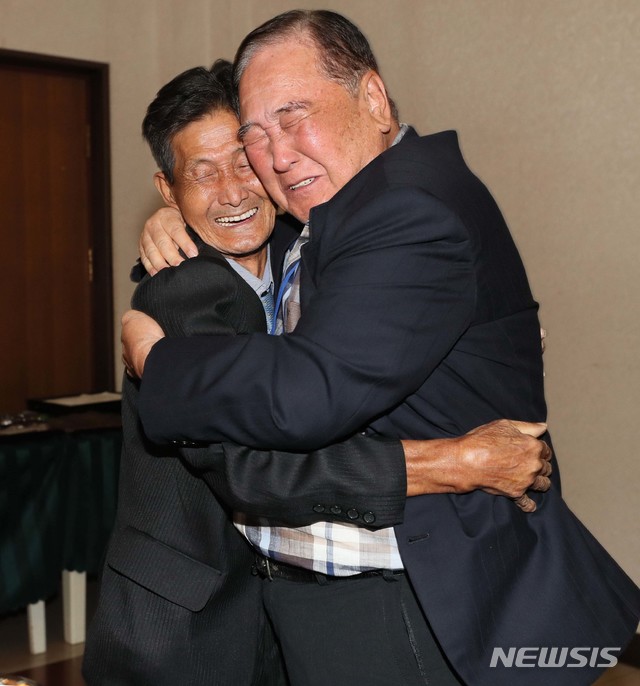 【금강산=뉴시스】뉴스통신취재단 = 20일 금강산호텔에서 열린 제21차 남북 이산가족 단체상봉 행사에서 남측 함성찬(93)할아버지(오른쪽)가 북측의 동생 함동찬(79)을 만나 기뻐하고 있다. 2년 10개월 만에 열리는 이산가족 상봉은 20일부터 26일까지 금강산에서 진행된다. 2018.08.20. photo@newsis.com
