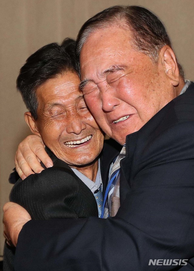【금강산=뉴시스】뉴스통신취재단 = 20일 금강산호텔에서 열린 제21차 남북 이산가족 단체상봉 행사에서 남측 함성찬(93)할아버지(오른쪽)가 북측의 동생 함동찬(79)을 만나 기뻐하고 있다. 2년 10개월 만에 열리는 이산가족 상봉은 20일부터 26일까지 금강산에서 진행된다. 2018.08.20. photo@newsis.com