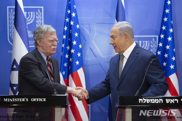 【예루살렘=AP/뉴시스】존 볼턴 미국 백악관 국가안보보좌관과 베냐민 네타냐후 이스라엘 총리(오른쪽)가 20일(현지시간) 예루살렘 총리관저에서 악수하고 있다. 2018.08.23 