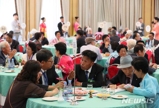 【금강산=뉴시스】뉴스통신취재단 =제21차 이산가족 상봉행사 1회차 첫날인 20일 오후 금강산호텔에서 단체상봉을 하고 있다. 2018.8.20. photo@newsis.com