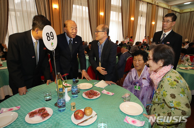 【금강산=뉴시스】김진아 기자 = 박경서 대한적십자사 회장이 20일 오후 북한 금강산호텔에서 열린 이산가족 단체상봉에서 남측 한신자(99)할머니와 북측 가족들 자리를 찾아 인사를 나누고 있다. 2018.08.20.&nbsp; bluesoda@newsis.com 