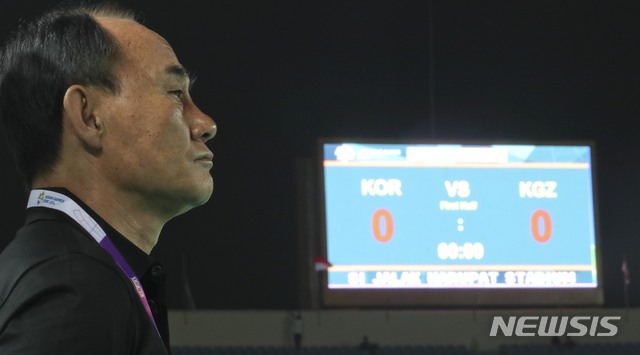【반둥(인도네시아)=뉴시스】최진석 기자 = 20일(현지시각) 인도네시아 반둥 시 잘락 하루팟 스타디움에서 열린 2018 자카르타·팔렘방 아시안게임 남자 축구 조별리그 E조 3차전 대한민국과 키르기스스탄의 경기. 대한민국 김학범 감독이 그라운드를 바라보고 있다. 2018.08.20. myjs@newsis.com