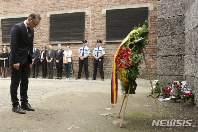 【오스비침=AP/뉴시스】 나치 독일이 폴란드를 점령한 뒤 세웠던 아우슈비츠 비르케나우 강제수용소를 20일 독일의 하이코 마스 외무장관이 찾아 헌화하고 고개를 숙이고 있다. 이곳에서 전쟁 말기 하루 수천 명의 유대인과 폴란드인들이 가스실에서 살해됐다. 2018. 8. 20.