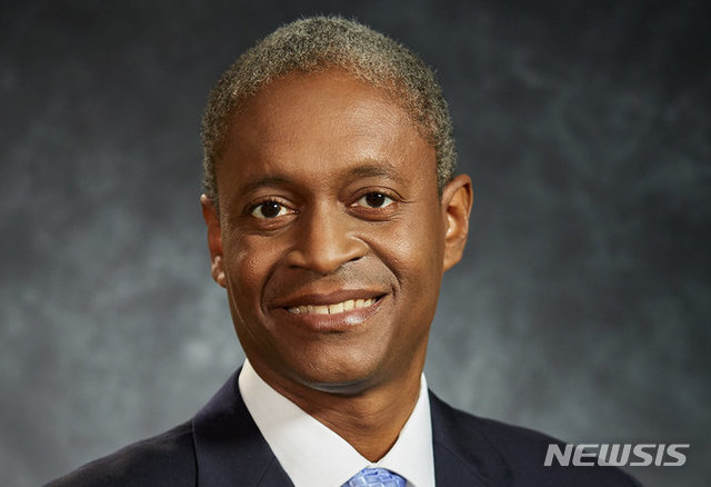 【로스앤젤레스=뉴시스】 라파엘 보스틱 미국 애틀랜타 연방준비은행 총재가 6일(현지시간) 중앙은행인 연방준비제도(연준 Fed)가 경기 둔화와 과열 사이에서 적절한 균형을 이루기 위한 금리 인상을 더 추진하지 않아도 될 것이라는 견해를 드러냈다. <사진출처=구글> 2018.12.06