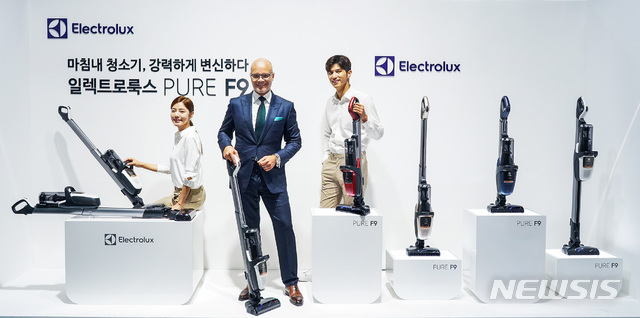 【서울=뉴시스】스웨덴 가전기업 일렉트로룩스는 21일 오전 서울 JW메리어트 동대문스퀘어에서 '무선청소기 신제품 발표회'를 열고 아시아에서 처음으로 무선청소기 제품 '퓨어 F9(PURE F9)'을 공개했다.2018.8.21(사진=일렉트로룩스 제공) photo@newsis.com