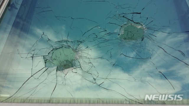 【봉화=뉴시스】박준 기자 = 21일 오전 9시15분께 경북 봉화군 소천면사무소에 80대 노인이 침입해 엽총을 발사, 주민과 공무원 등 3명이 크게 다쳤다. 사진은 총알이 뚫고 나간 창문의 모습. 2018.08.21&nbsp; june@newsis.com 