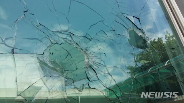 【봉화=뉴시스】박준 기자 = 21일 오전 9시15분께 경북 봉화군 소천면사무소에 80대 노인이 침입해 엽총을 발사, 주민과 공무원 등 3명이 크게 다쳤다. 사진은 총알이 뚫고 나간 창문의 모습. 2018.08.21 june@newsis.com