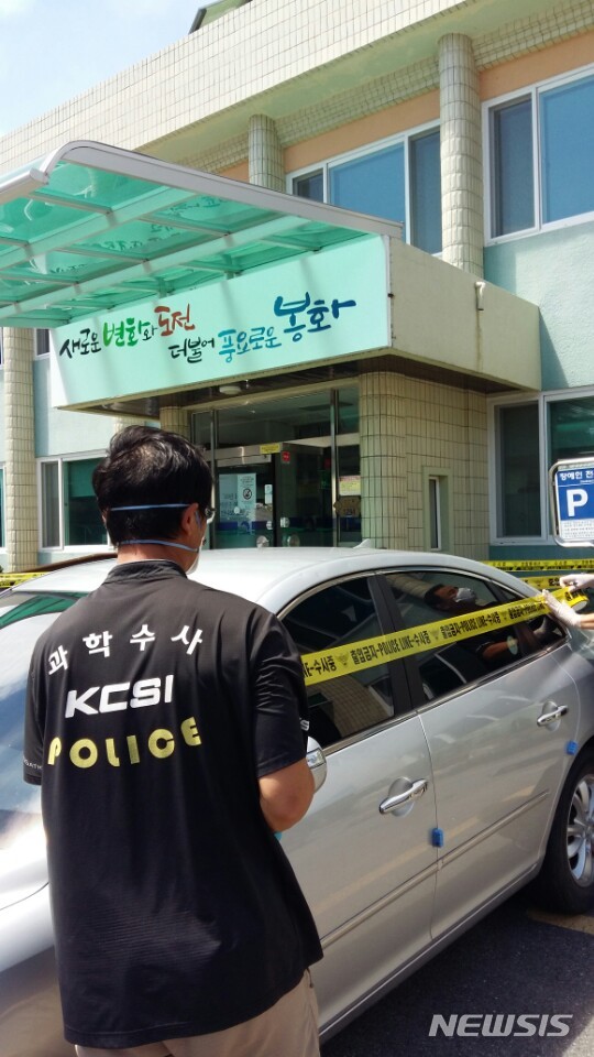 【봉화=뉴시스】박준 기자 = 범인이 면사무소까지 타고 온 그랜저 승용차를 경찰이 조사하고 있다. 2018.08.21&nbsp; june@newsis.com