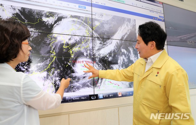 【제주=뉴시스】강정만 기자 = 제19호 태풍 ‘솔릭'이 21일 오전 22일 제주를 관통할 것으로 예보된 가운데 원희룡 제주지사가 제주기상청을 방문해 박종서 기상청장으로부터 태풍의 진로를 설명듣고 있다. 2018.08.21 (사진= 제주도청 제공) photo@newsis.com
