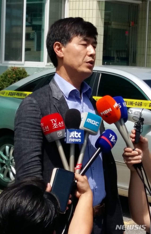  【봉화=뉴시스】김진호 기자 = 21일 경북 봉화군 소천면사무소에서 김태두 봉화경찰서 수사팀장이 이날 오전 발생한 '엽총 난사 공무원 사망' 사건을 브리핑하고 있다. 2018.08.21 kjh9326@newsis.com