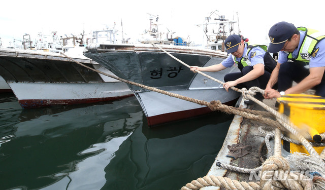 【서울=뉴시스】 고박상태 점검하는 해경. (제공 = 해경청)  