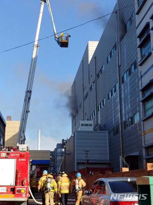 【인천=뉴시스】 이정용 기자 = 21일 오후 3시 34분께 인천시 남동구 논현동 남동공단의 한 전자제품 공장에서 원인을 알수 없는 화재가 발생해 소방당국이 화재를 진압하고 있다. (2018.08.21)stay@newsis.com
