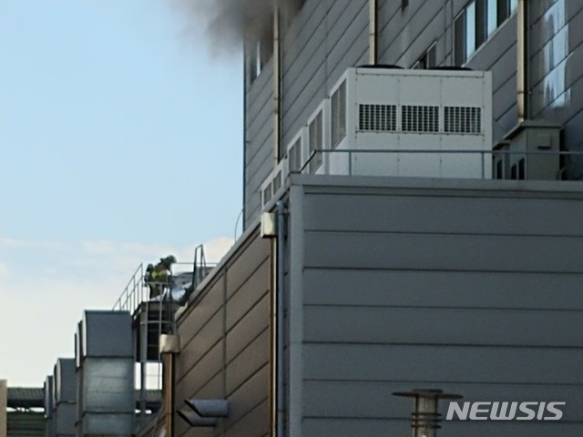 【인천=뉴시스】 이정용 기자 = 21일 오후 3시 34분께 인천시 남동구 논현동 남동공단의 한 전자제품 공장에서 원인을 알수 없는 화재가 발생해 소방당국이 화재를 진압하고 있다. (2018.08.21)&nbsp; stay@newsis.com 