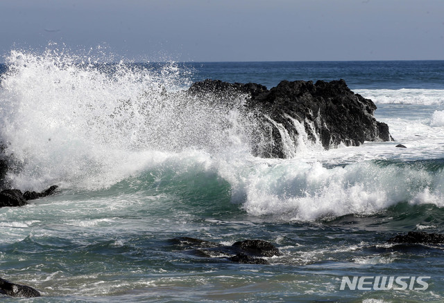 【제주=뉴시스】배상철 기자 = 제19호 태풍 ‘솔릭’의 간접 영향권에 들어선 21일 오후 제주 서귀포시 색달해변에 파도가 치고 있다. 기상청은 태풍 솔릭이 오는 22일부터 제주에 영향을 미칠 것으로 보고 있다. 2018.08.21. bsc@newsis.com
