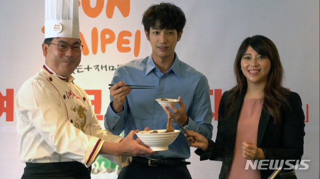 왼쪽부터 타이완 우육면 대가 홍진롱 셰프. 배우 리우이하오, 타이베이시 천스위 국장