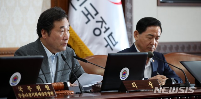 【서울=뉴시스】고범준 기자 = 이낙연 국무총리가 21일 오전 서울 종로구 세종대로 정부서울청사에서 열린 국무회의에서 모두발언을 하고 있다. 오른쪽은 김상곤 사회부총리 겸 교육부장관. 2018.08.21. bjko@newsis.com