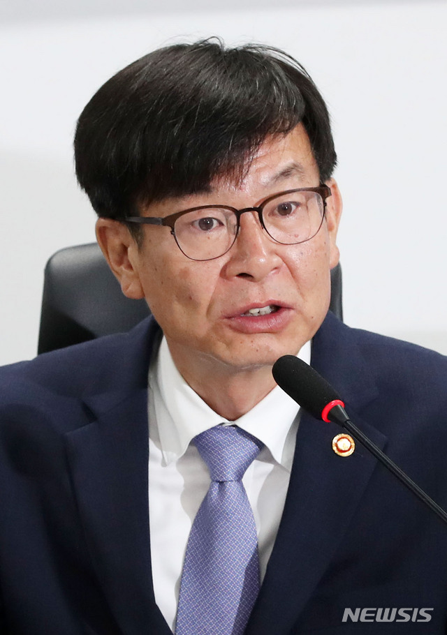 【서울=뉴시스】홍효식 기자 = 21일 오전 서울 여의도 국회 의원회관에서 열린 더불어민주당 공정거래법 전면개정 당정협의에 참석한 김상조 공정거래위원장이 모두발언을 하고 있다. 2018.08.21.&nbsp; yesphoto@newsis.com