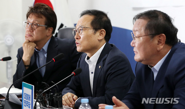 【서울=뉴시스】홍효식 기자 = 지난달 21일 오전 서울 여의도 국회 의원회관에서 열린 더불어민주당 공정거래법 전면개정 당정협의에 참석한 홍영표 원내대표가 모두발언을 하고 있다. 왼쪽부터 민병두 정무위원장, 홍영표 원내대표, 김태년 정책위의장. 2018.08.21. yesphoto@newsis.com