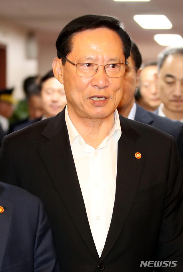 【서울=뉴시스】고범준 기자 = 송영무 국방부 장관이 21일 오전 서울 종로구 세종대로 정부서울청사에서 열린 국무회의에 참석하고 있다. 2018.08.21. bjko@newsis.com