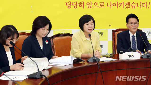 【서울=뉴시스】이종철 기자&nbsp; = 21일 오전 서울 여의도 국회에서 열린 정의당 의원총회에서 이정미 대표가 모두발언을 하고 있다. 2018.08.21.&nbsp; jc4321@newsis.com