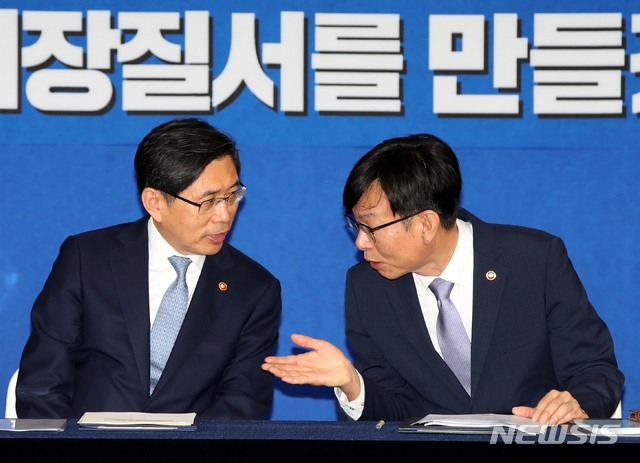 【서울=뉴시스】고범준 기자 = 박상기(왼쪽) 법무부 장관과 김상조 공정거래위원장이 21일 오전 서울 종로구 세종대로 정부서울청사 브리핑룸에서 공정거래법 전속고발제 개편 합의문 서명식에 참석해 대화를 나누고 있다. 2018.08.21. bjko@newsis.com