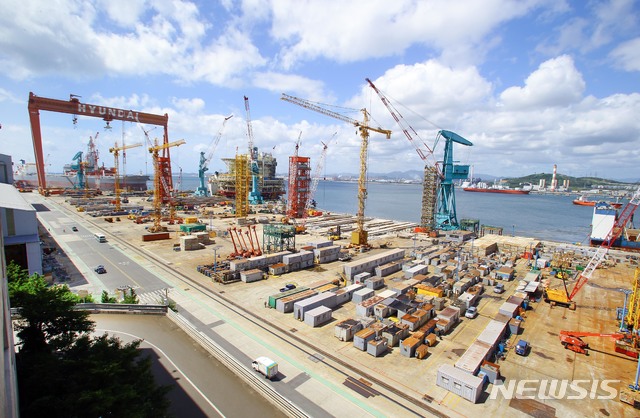 【울산=뉴시스】배병수 기자 = 현대중공업 해양사업부가 45개월째 수주를 하지 못해 지난 20일 사실상 가동을 중단했다. 사진은 텅 비어 있는 현대중공업 울산 본사 해양야드. 2018.08.21. (사진=뉴시스DB) photo@newsis.com