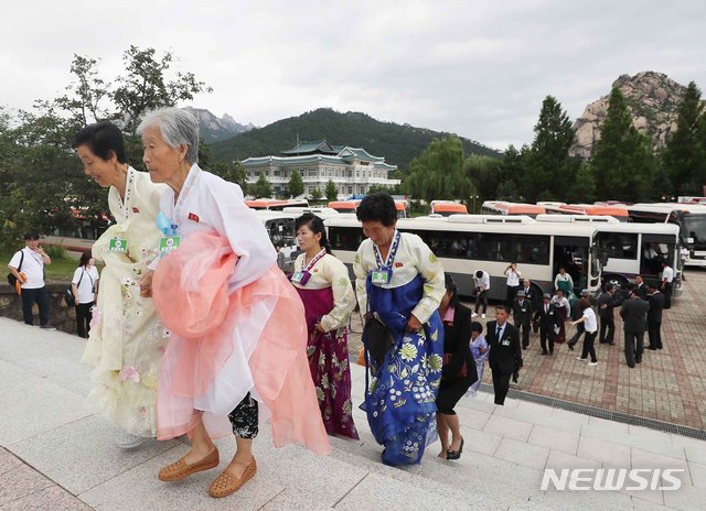 【금강산=뉴시스】뉴스통신취재단 = 제21차 이산가족 상봉행사 1회차 둘째날인 21일 오전 외금강호텔에서 열린 개별상봉에 참석하기 위해 북측 가족들이 입장하고 있다. 2018.8.21. photo@newsis.com