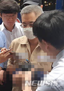 【서울=뉴시스】옥성구 기자 = '드루킹 댓글 조작 의혹'사건으로 구속된 '드루킹' 김모씨가 21일 서울 서초구 특검 사무실에 출석하고 있다.&nbsp; 2018.08.21. castlenine@newsis.com