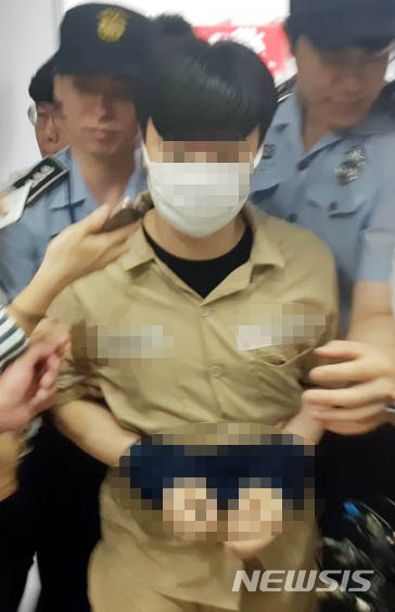 【서울=뉴시스】옥성구 기자 = '드루킹 댓글 조작 의혹'사건으로 구속된 '솔본아르타' 양모씨가 21일 서울 서초구 특검 사무실에 출석하고 있다.&nbsp; 2018.08.21. castlenine@newsis.com