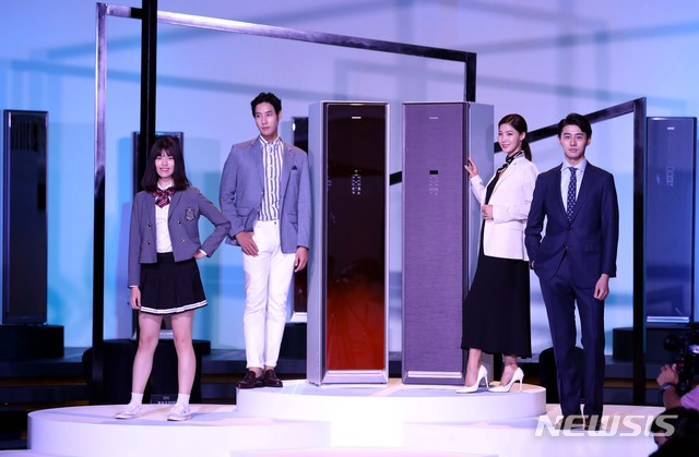 【서울=뉴시스】조성봉 기자 = 21일 오전 서울 강남구 청담동 드레스가든에서 열린 삼성전자 의류청정기 '에어드레서 미디어데이'에서 모델들이 에어드레서로 새로워진 옷을 입고 패션쇼를 하고 있다. 삼성전자 에어드레서는 에어,스팀, 건조, 청정의 4단계 전문 의류 청정 방식을 적용해 의류의 미세먼지와 냄새를 확실하게 제거해 주는 게 특징이다. 2018.08.21. suncho21@newsis.com