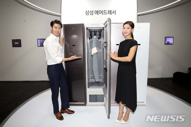 【서울=뉴시스】조성봉 기자 = 21일 오전 서울 강남구 청담동 드레스가든에서 열린 삼성전자&nbsp; 의류청정기 '에어드레서 미디어데이'에서 모델들이 포즈를 취하고 있다. 삼성전자 에어드레서는 에어,스팀, 건조, 청정의 4단계 전문 의류 청정 방식을 적용해 의류의 미세먼지와 냄새를 확실하게 제거해 주는 게 특징이다. 2018.08.21.&nbsp; suncho21@newsis.com