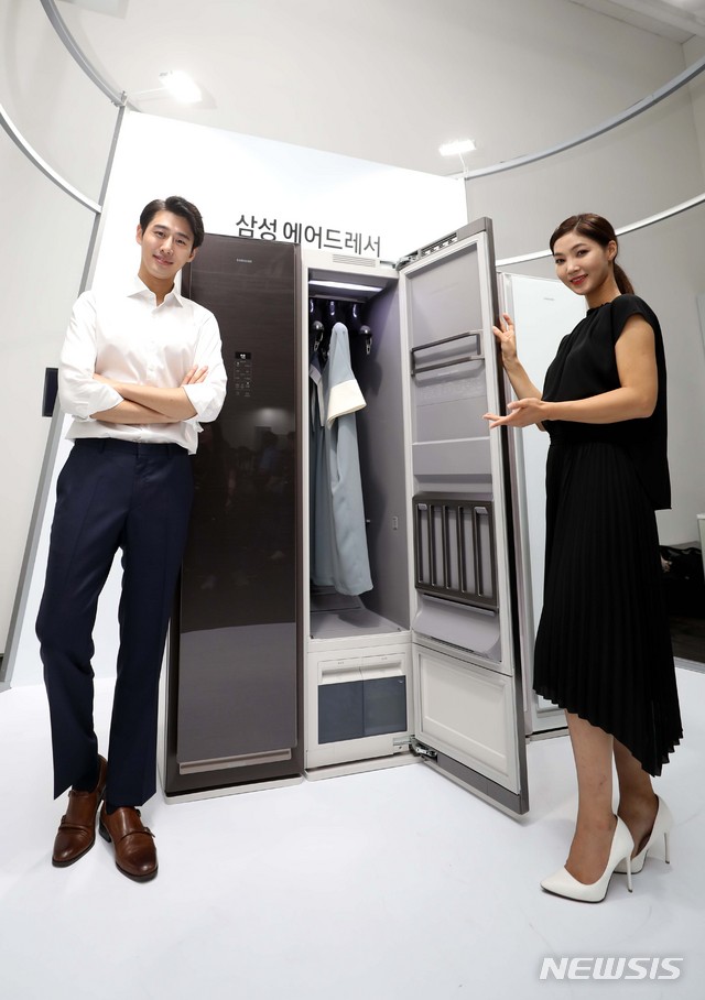 【서울=뉴시스】조성봉 기자 = 21일 오전 서울 강남구 청담동 드레스가든에서 열린 삼성전자 의류청정기 '에어드레서 미디어데이'에서 모델들이 포즈를 취하고 있다.삼성전자 에어드레서는 에어,스팀, 건조, 청정의 4단계 전문 의류 청정 방식을 적용해 의류의 미세먼지와 냄새를 확실하게 제거해 주는 게 특징이다. 2018.08.21. suncho21@newsis.com