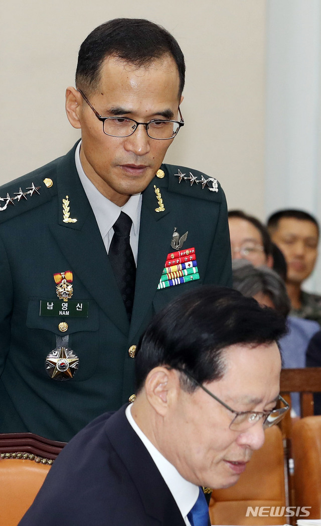 【서울=뉴시스】이종철 기자 = 21일 오전 서울 여의도 국회에서 열린 국방위원회 전체회의에 출석한 송영무 국방장관이 남영신 기무사령관과 답변을 상의하고 있다. 2018.08.21.&nbsp;&nbsp; jc4321@newsis.com
