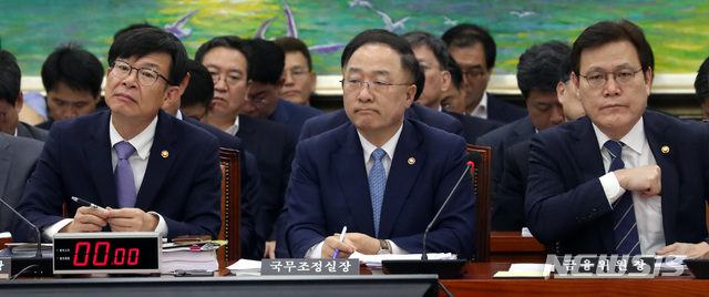 【서울=뉴시스】박영태 기자 = 21일 오전 서울 영등포구 여의도 국회에서 진행된 정무위원회 전체회의에 김상조(왼쪽부터) 공정거래위원장, 홍남기 국무조정실장, 최종구 금융위원장이 참석해 자리에 앉아 있다. 2018.08.21.since1999@newsis.com
