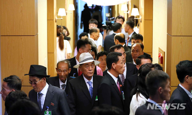 【금강산=뉴시스】뉴스통신취재단 = 제21차 이산가족 상봉행사 1회차 둘째날인 21일 오전 외금강호텔에서 열린 개별상봉을 위해 북측 가족들이 도착해 엘리베이터를 기다리고 있다. 2018.08.21.&nbsp; photo@newsis.com 