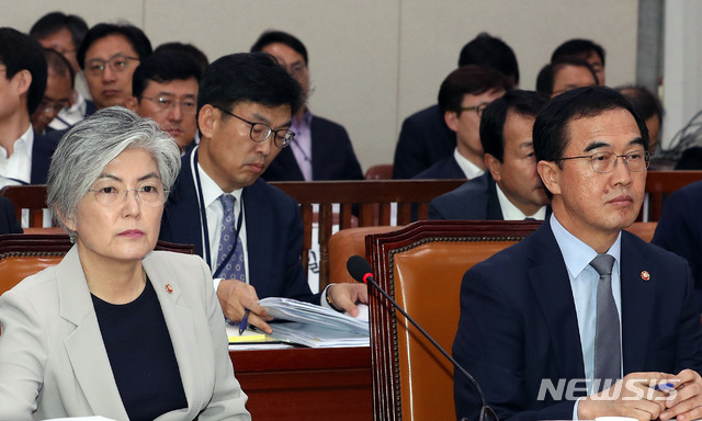 【서울=뉴시스】이종철 기자 = 21일 오전 서울 여의도 국회에서 열린 외교통일위원회 전체회의에 출석한 강경화 외교부장관(왼쪽)과 조명균 통일부 장관이 의원들의 질의를 듣고 있다. 2018.08.21. jc4321@newsis.com