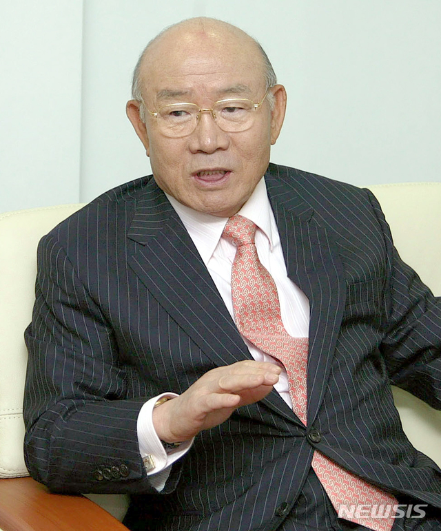 【광주=뉴시스】= 5·18민주화운동 당시 헬기사격을 주장한 고(故) 조비오 신부의 증언을 회고록을 통해 악의적 주장이라고 반박한 전두환씨가 사자 명예 훼손 혐의 등으로 재판을 받고 있다. 2018.08.21. (사진=뉴시스 DB)&nbsp; photo@newsis.com 