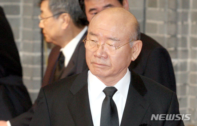 【광주=뉴시스】= 5·18민주화운동 당시 헬기사격을 주장한 고(故) 조비오 신부의 증언을 회고록을 통해 악의적 주장이라고 반박한 전두환씨가 사자 명예 훼손 혐의 등으로 재판을 받고 있다. 2018.08.21. (사진=뉴시스 DB)&nbsp; photo@newsis.com 