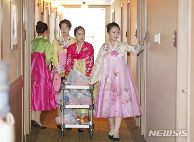 【금강산=뉴시스】김진아 기자 = 이산가족 상봉행사 1회차 둘째날인 21일 북한 외금강호텔에서 북측 접대원들이 개별중식을 위해 개별상봉 중인 가족들 객실로 도시락을 넣어주고 있다. 2018.08.21.&nbsp; bluesoda@newsis.com